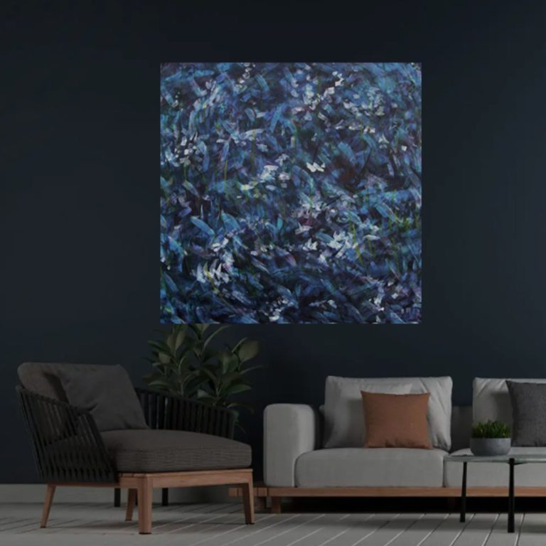 Kerstin Graf, Abstrakte Malerei, 0012 Ein blaues abstraktes Bild hängt in einem Wohnzimmer an einer blauen Wandü+ber einer Couch